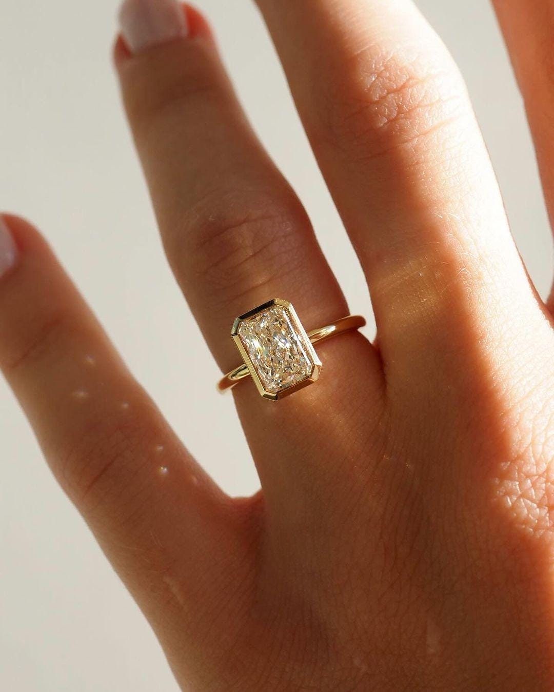 3 ct Anillo de Compromiso Solitario Corte Radiante con Montura Bezel