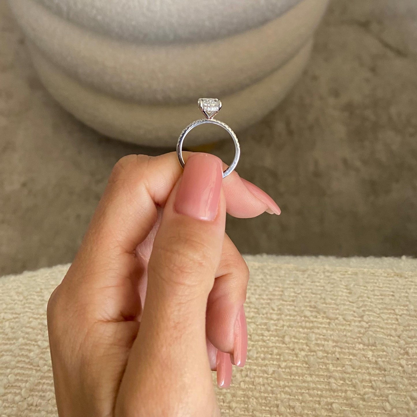 2 ct Anillo de Compromiso con Diamante Ovalado Lab-Grown · Halo Oculto y Banda Pavé
