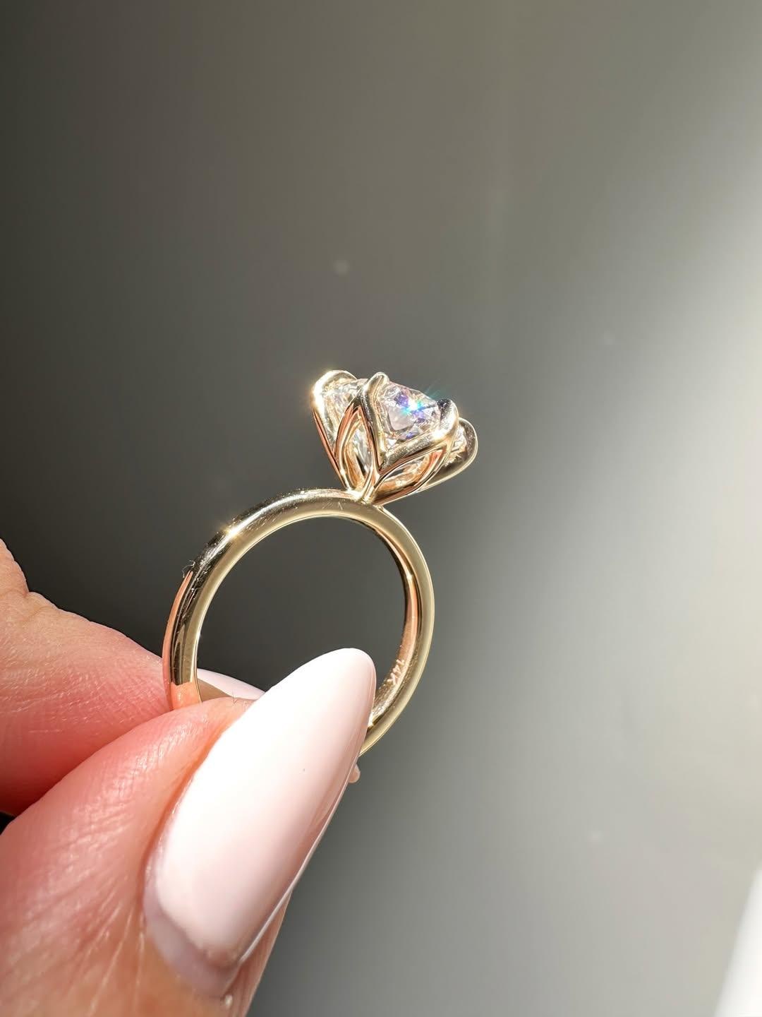 2 ct Anillo de Compromiso Solitario Corte Brillante Redondo Montura tulipan