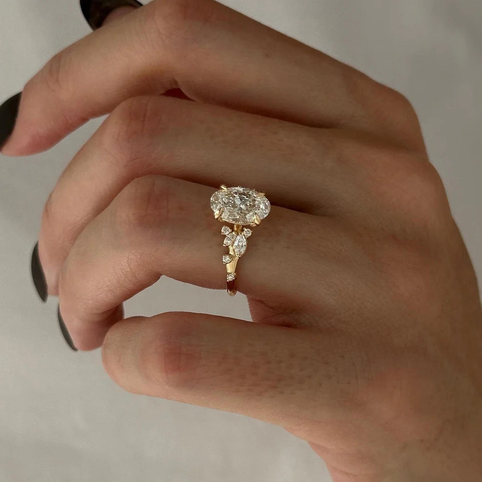 Mariposa-Anillo de Compromiso 2 ct Oval Oro 14k