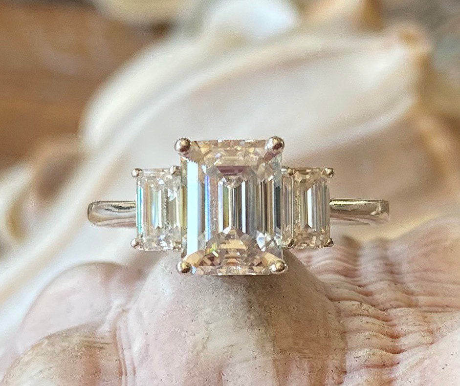 2 ct Anillo de Compromiso Tres Piedras Corte Esmeralda