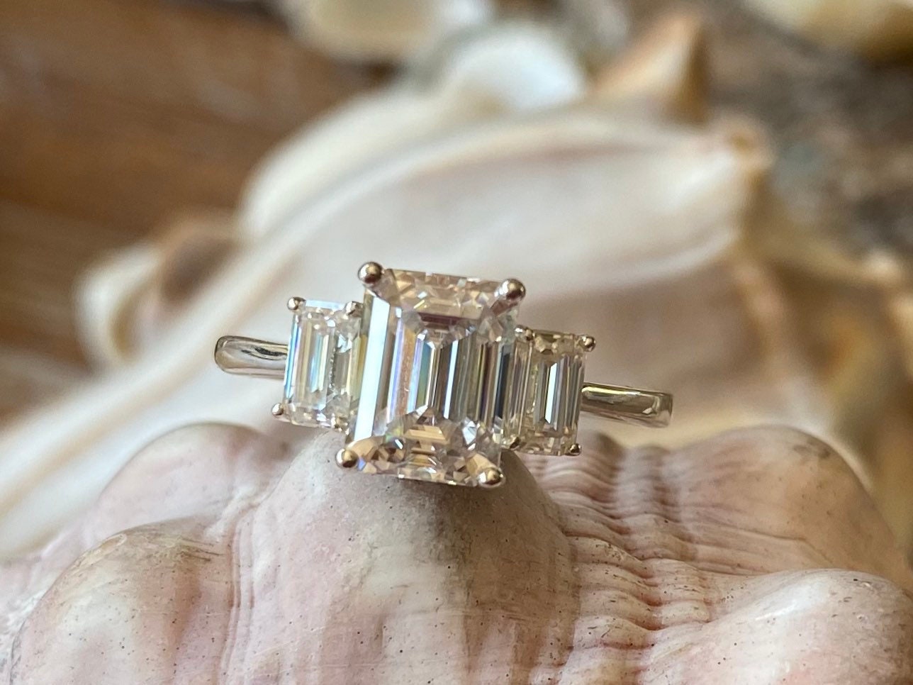 2 ct Anillo de Compromiso Tres Piedras Corte Esmeralda