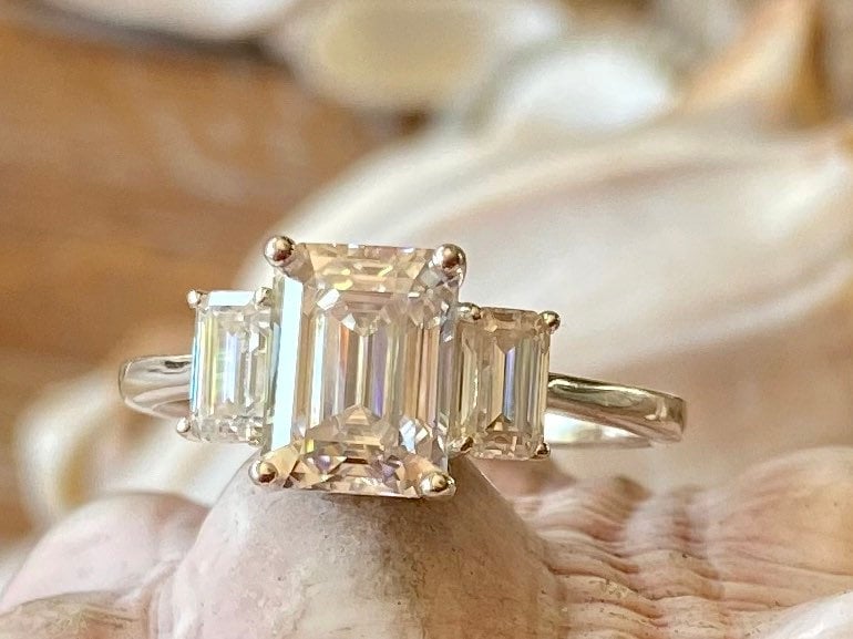 2 ct Anillo de Compromiso Tres Piedras Corte Esmeralda