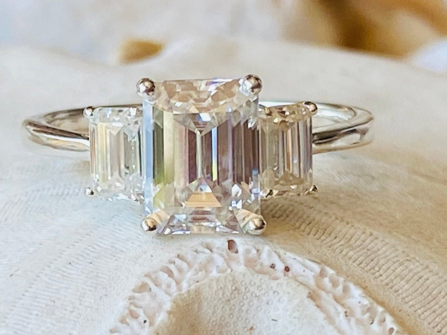 2 ct Anillo de Compromiso Tres Piedras Corte Esmeralda