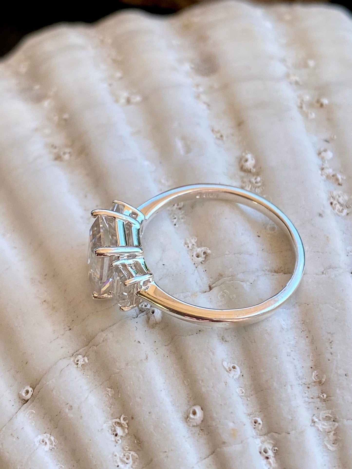 2 ct Anillo de Compromiso Tres Piedras Corte Esmeralda
