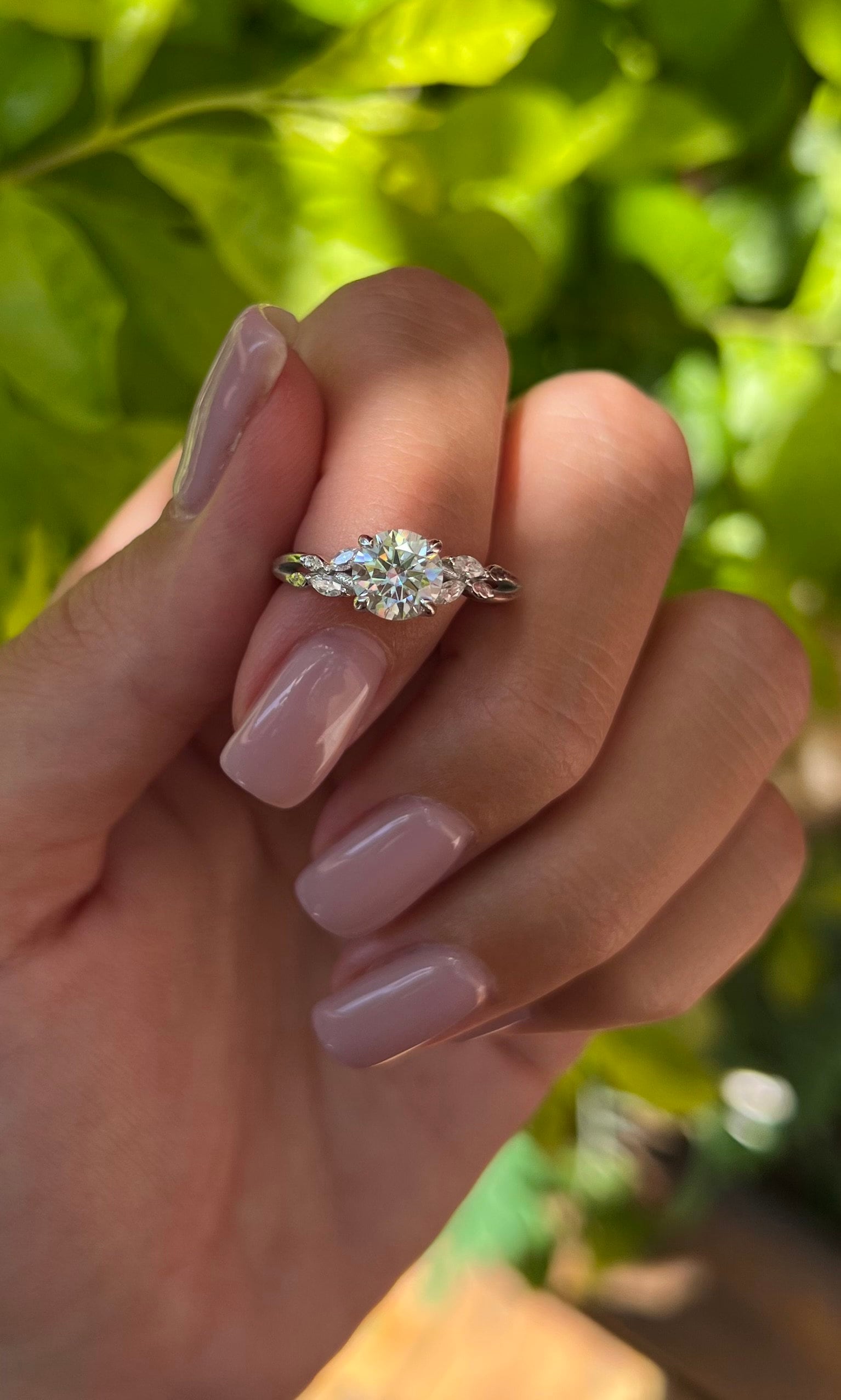 Clarisa Anillo de compromiso inspirado en la naturaleza con diamante de laboratorio de 1 quilate