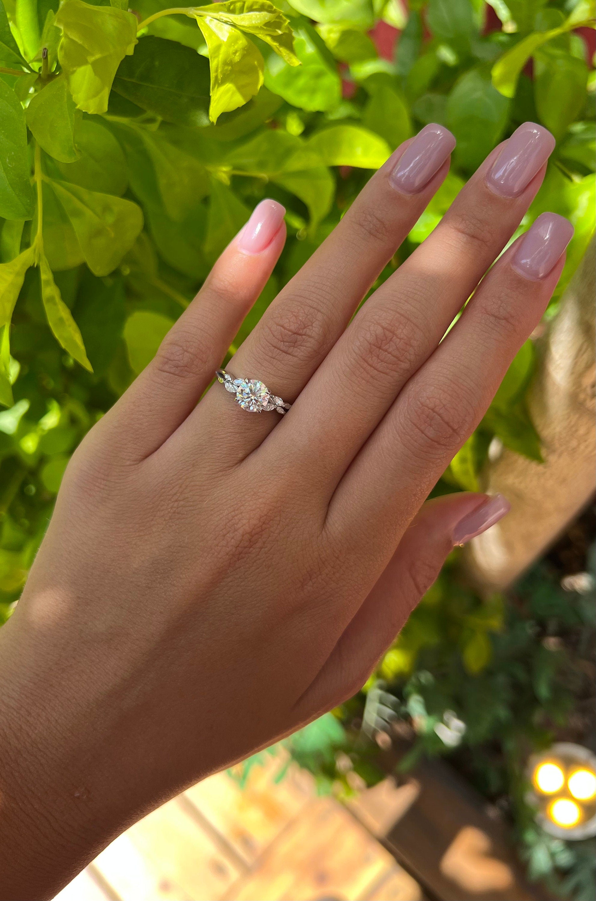 Clarisa Anillo de compromiso inspirado en la naturaleza con diamante de laboratorio de 1 quilate