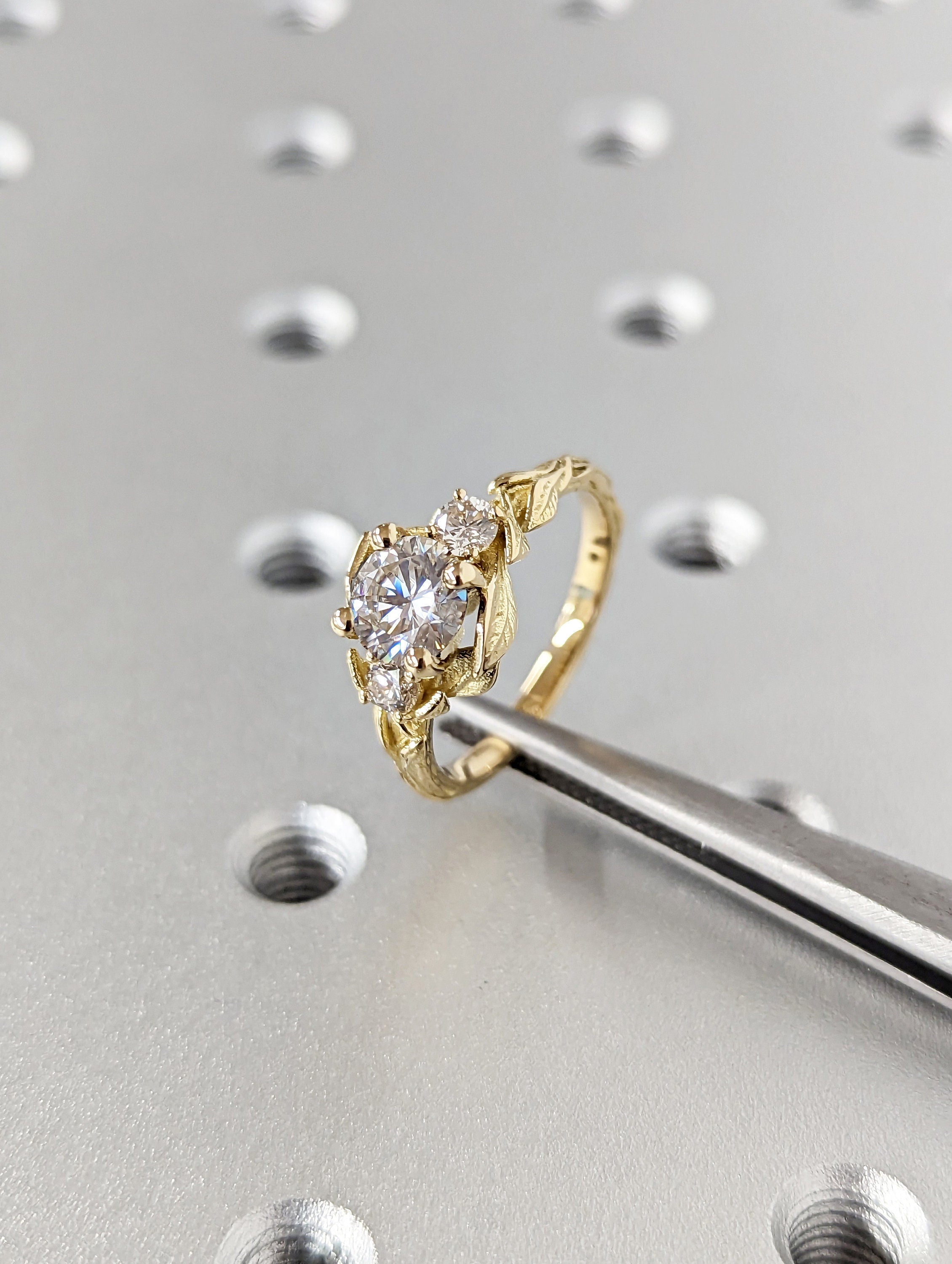 Nausicaa Anillo de Compromiso Rama  y Hojas Diamante de Laboratorio redondo 1 Ct