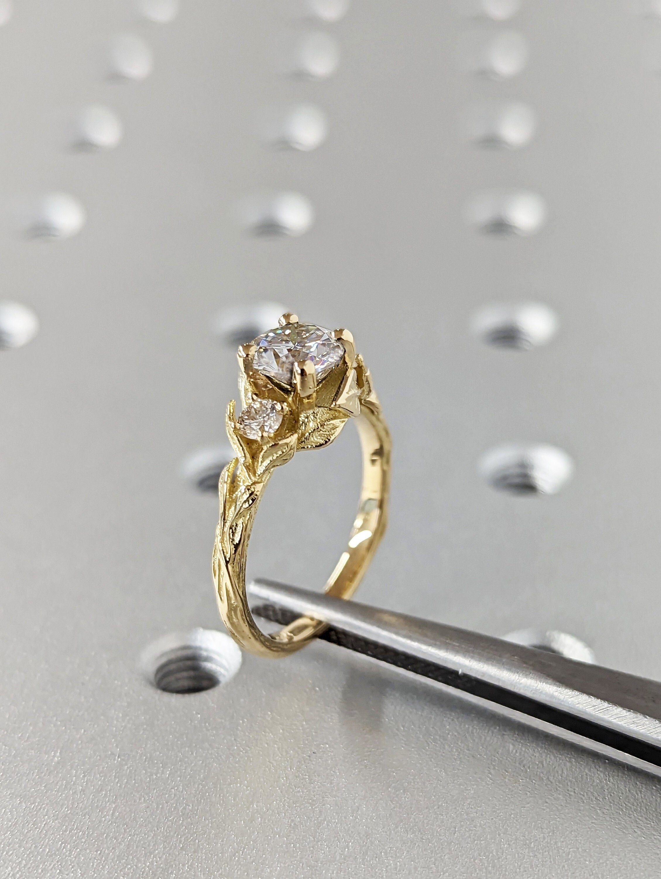 Nausicaa Anillo de Compromiso Rama  y Hojas Diamante de Laboratorio redondo 1 Ct