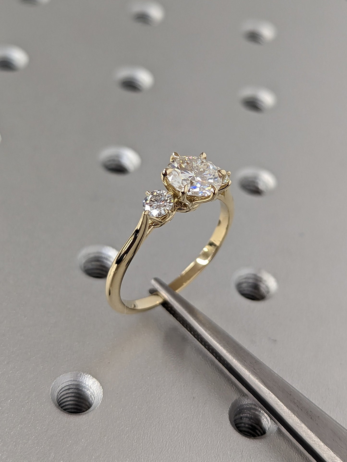1.50 ct Anillo de Compromiso Tres Piedras Corte Redondo Minimal