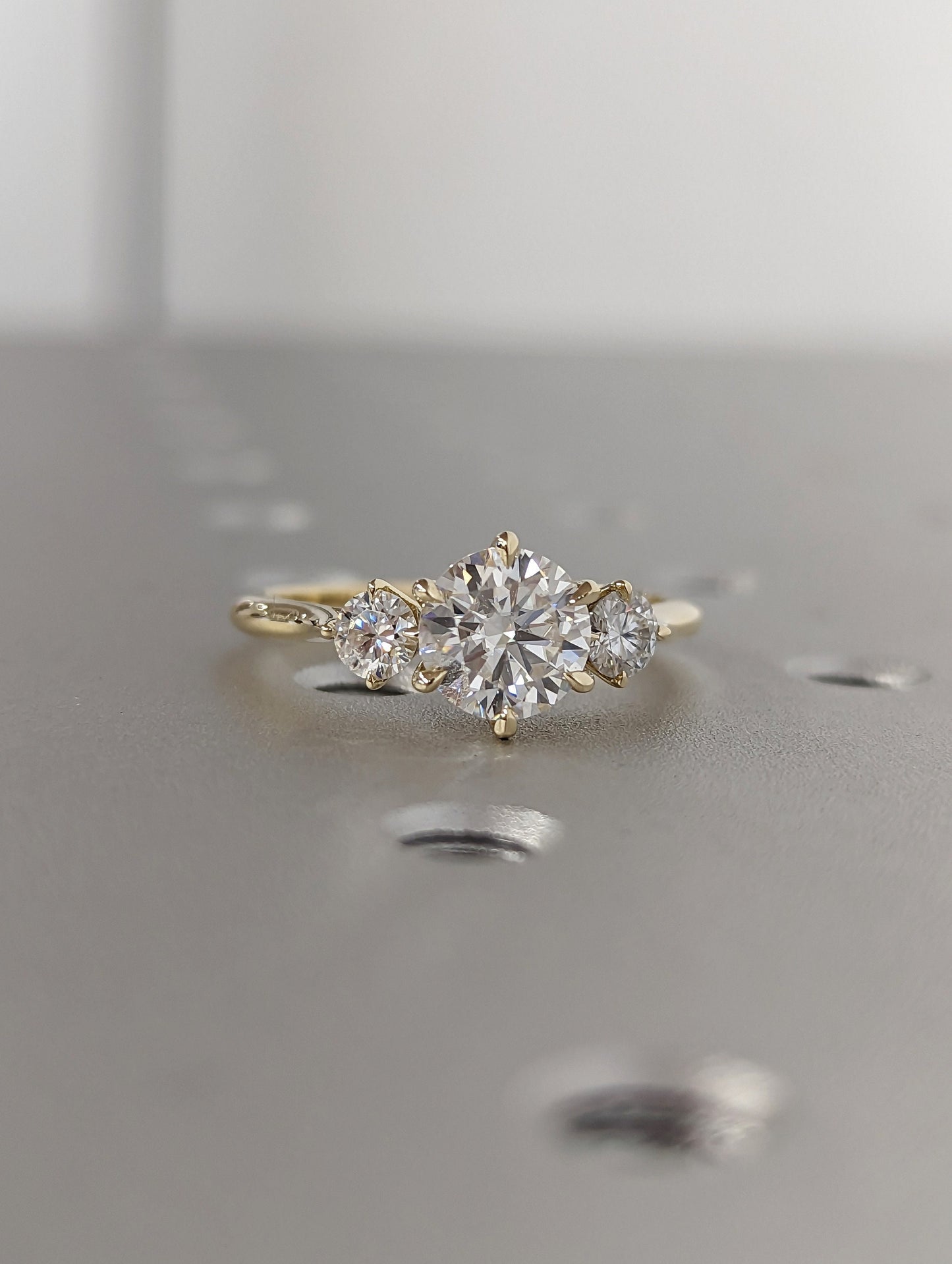 1.50 ct Anillo de Compromiso Tres Piedras Corte Redondo Minimal