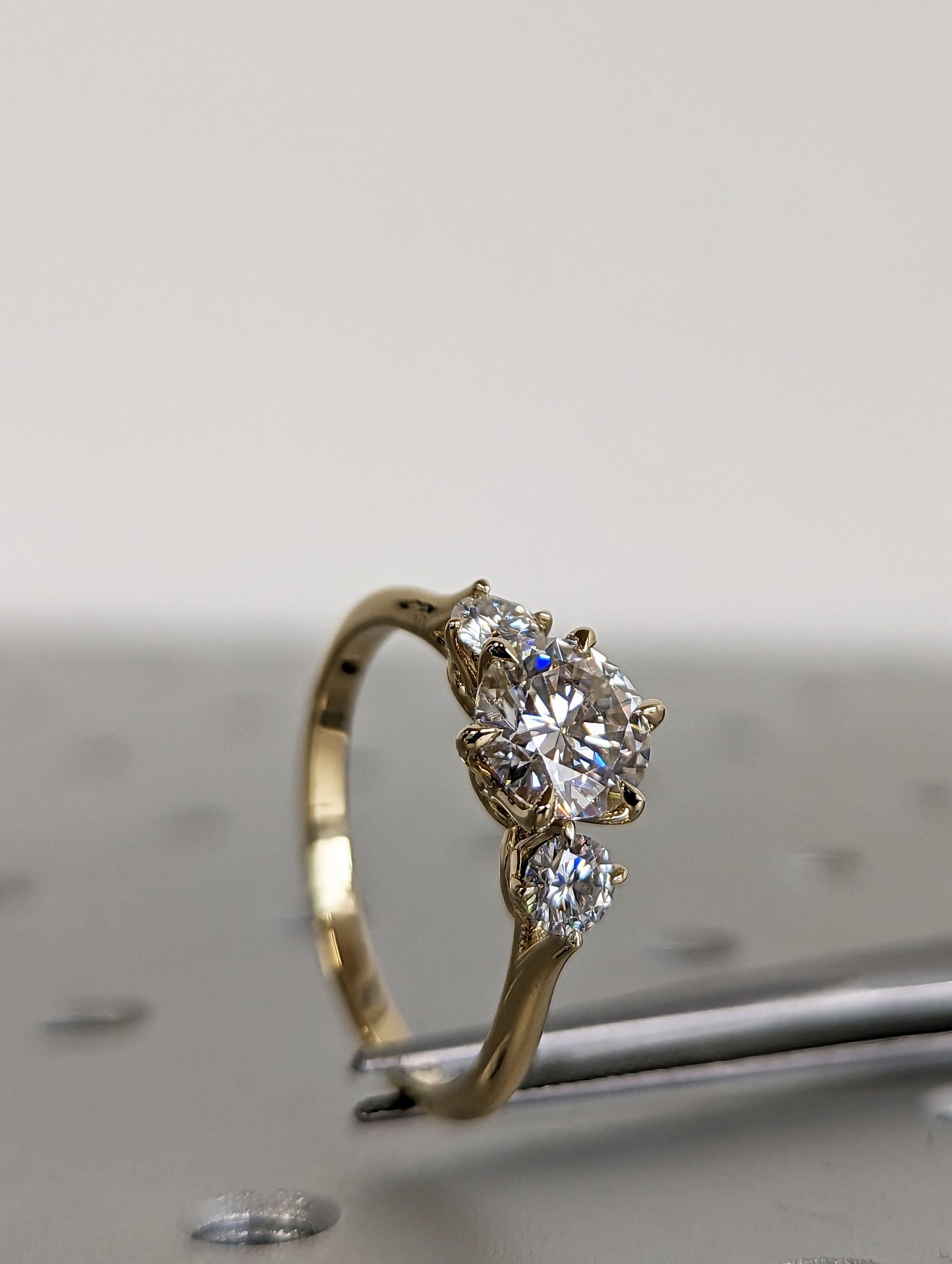 1.50 ct Anillo de Compromiso Tres Piedras Corte Redondo Minimal