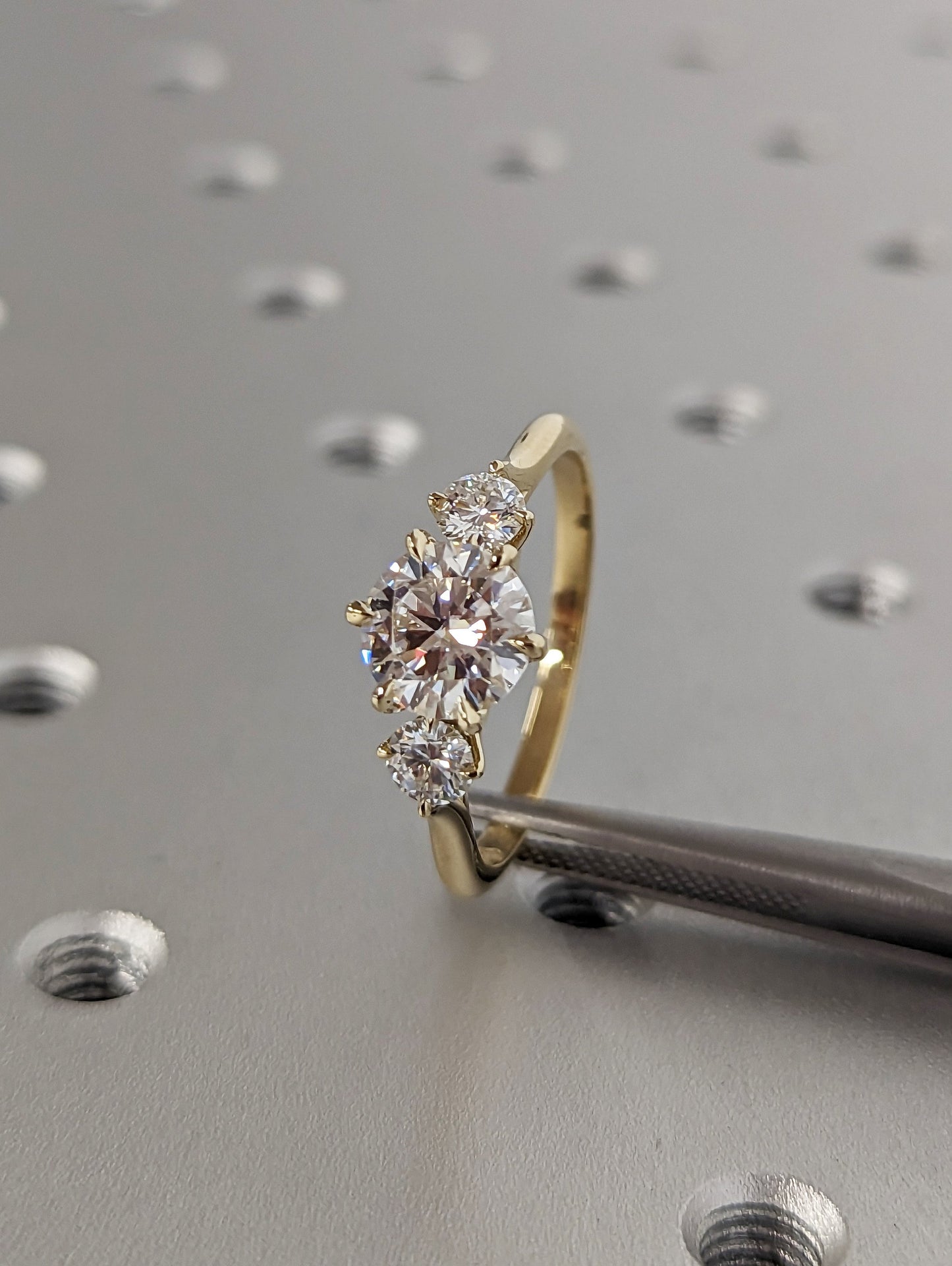 1.50 ct Anillo de Compromiso Tres Piedras Corte Redondo Minimal