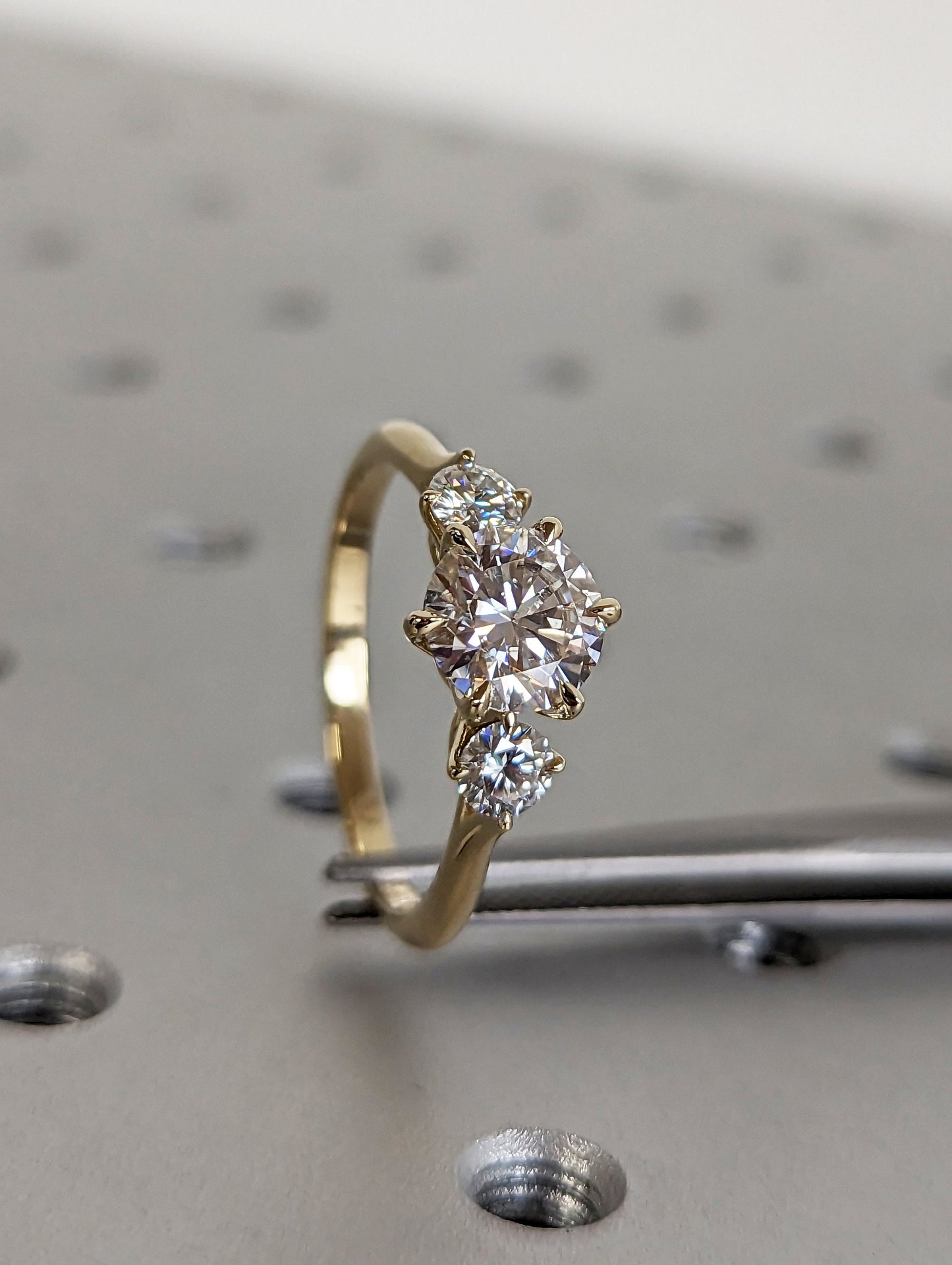 1.50 ct Anillo de Compromiso Tres Piedras Corte Redondo Minimal