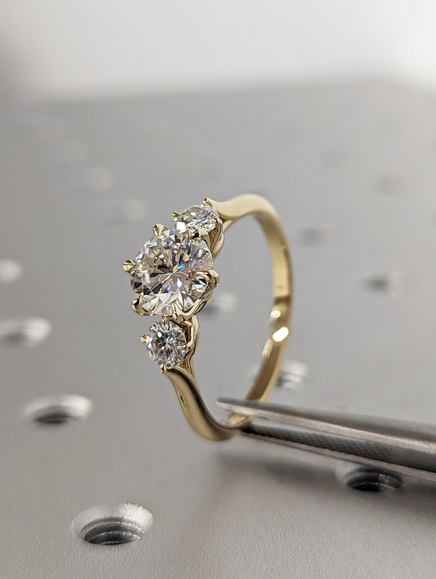 1.50 ct Anillo de Compromiso Tres Piedras Corte Redondo Minimal