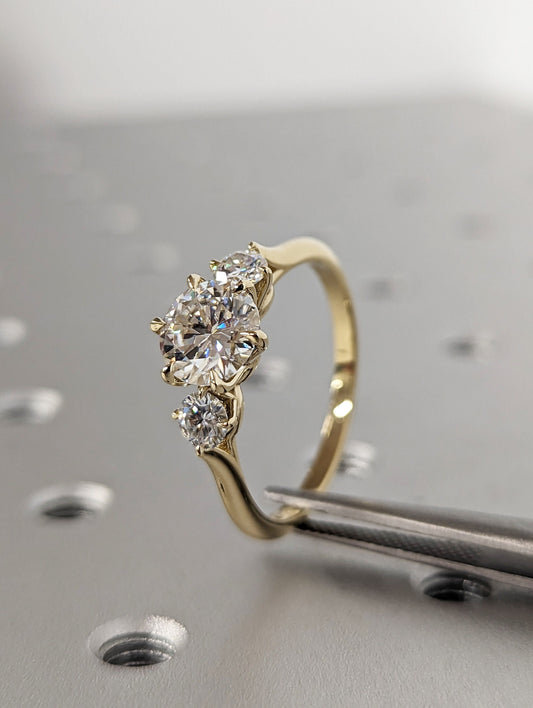 1.50 ct Anillo de Compromiso Tres Piedras Corte Redondo Minimal