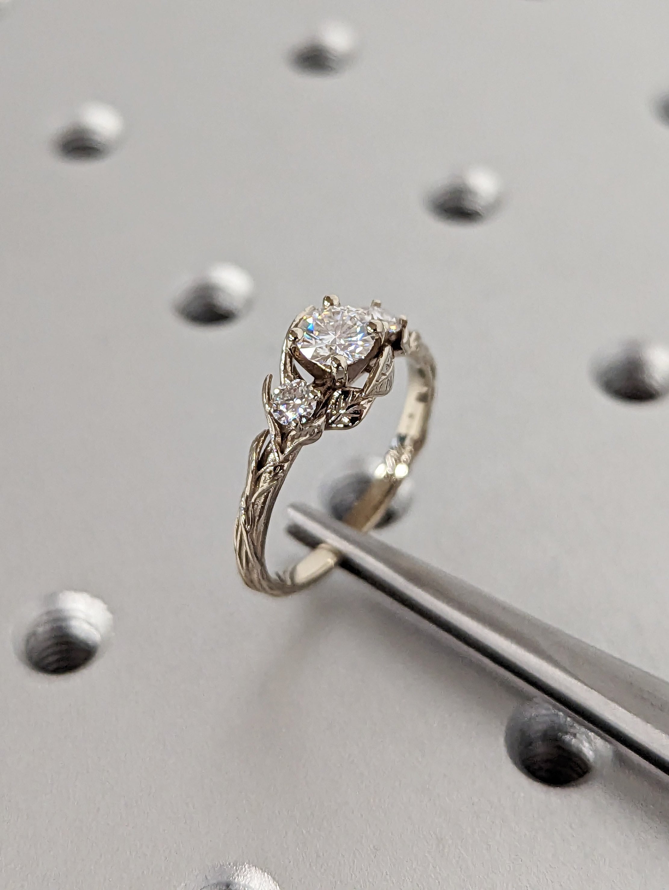 Galadriel Anillo de Compromiso con Banda de Hojas Diamante 0.50 ct en oro de 14 Kilates