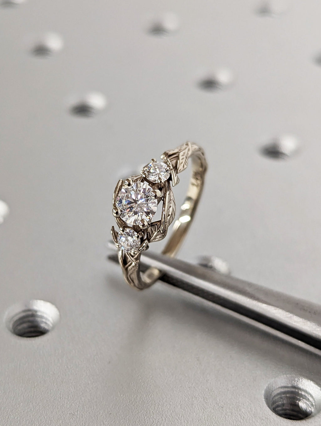 Galadriel Anillo de Compromiso con Banda de Hojas Diamante 0.50 ct en oro de 14 Kilates