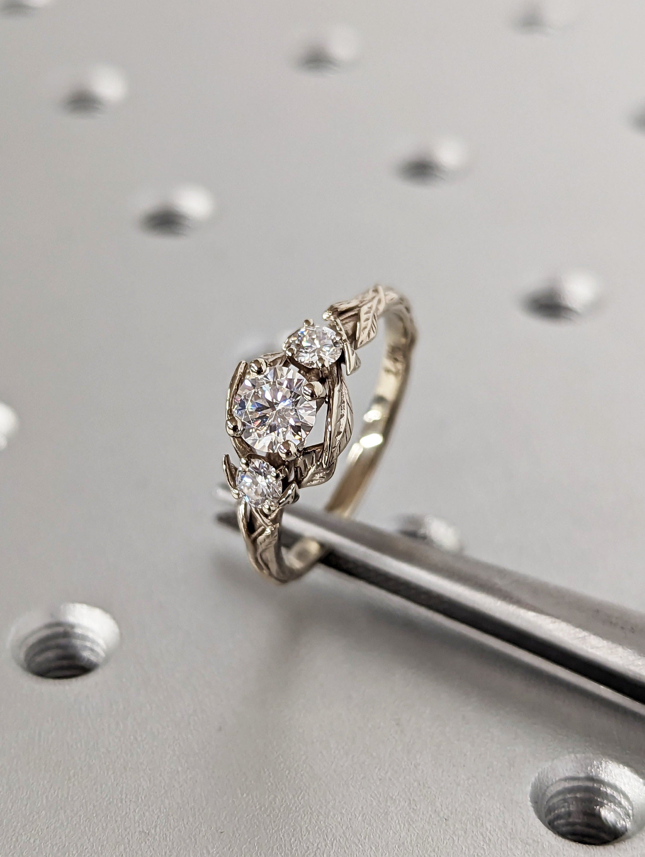 Galadriel Anillo de Compromiso con Banda de Hojas Diamante 0.50 ct en oro de 14 Kilates