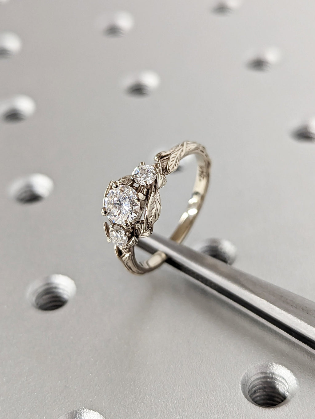 Galadriel Anillo de Compromiso con Banda de Hojas Diamante 0.50 ct en oro de 14 Kilates