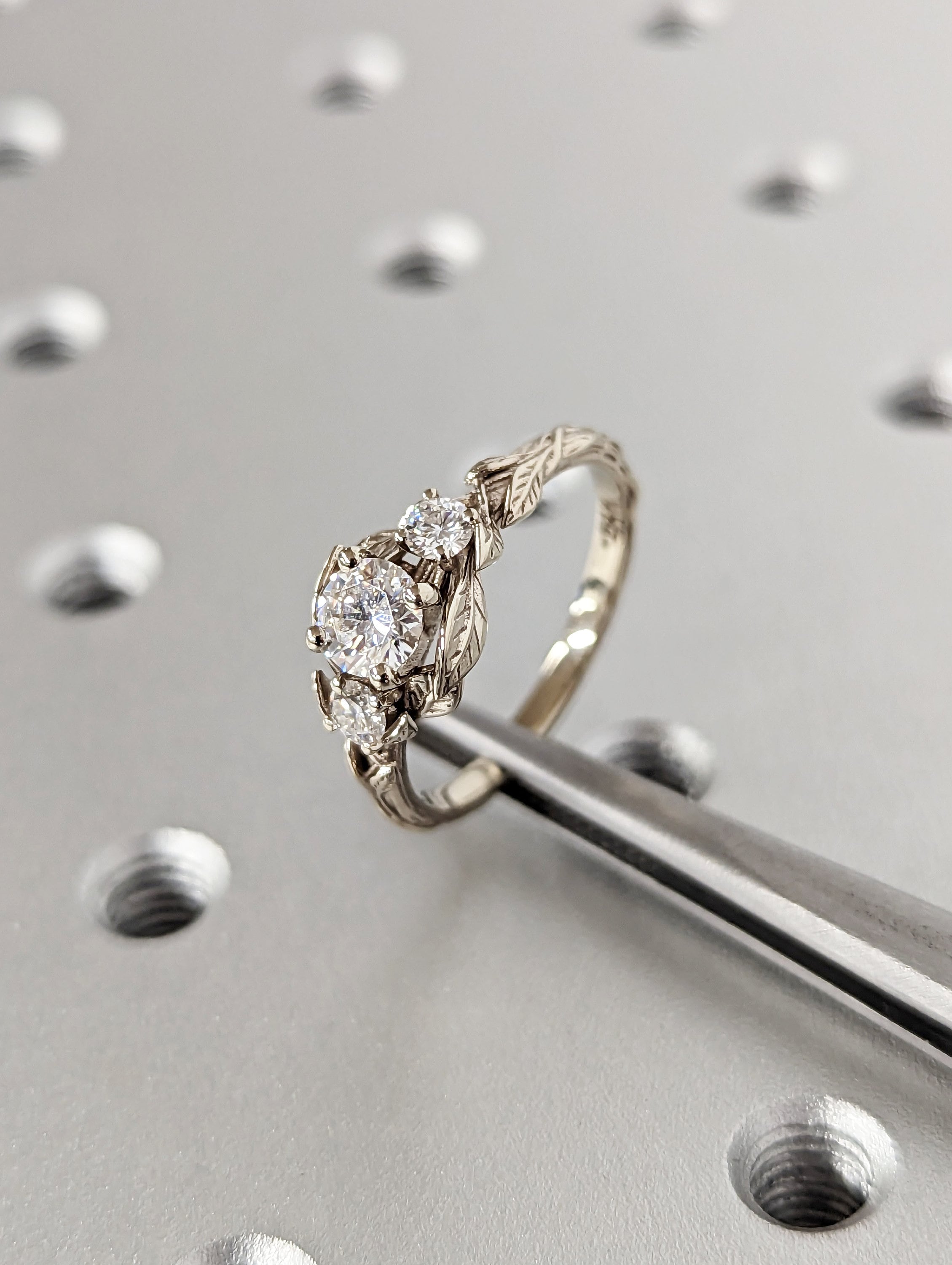 Galadriel Anillo de Compromiso con Banda de Hojas Diamante 0.50 ct en oro de 14 Kilates