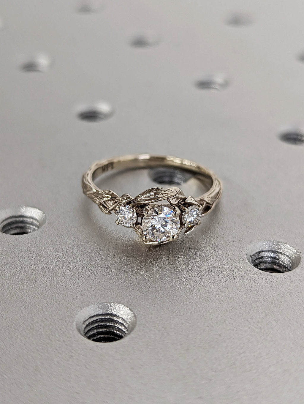 Galadriel Anillo de Compromiso con Banda de Hojas Diamante 0.50 ct en oro de 14 Kilates