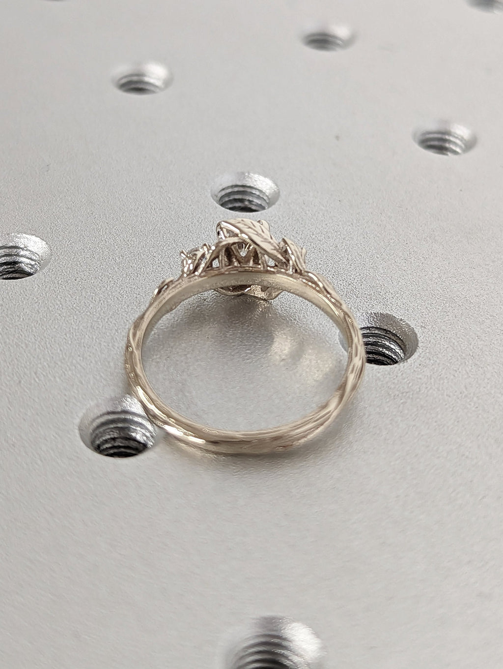 Galadriel Anillo de Compromiso con Banda de Hojas Diamante 0.50 ct en oro de 14 Kilates