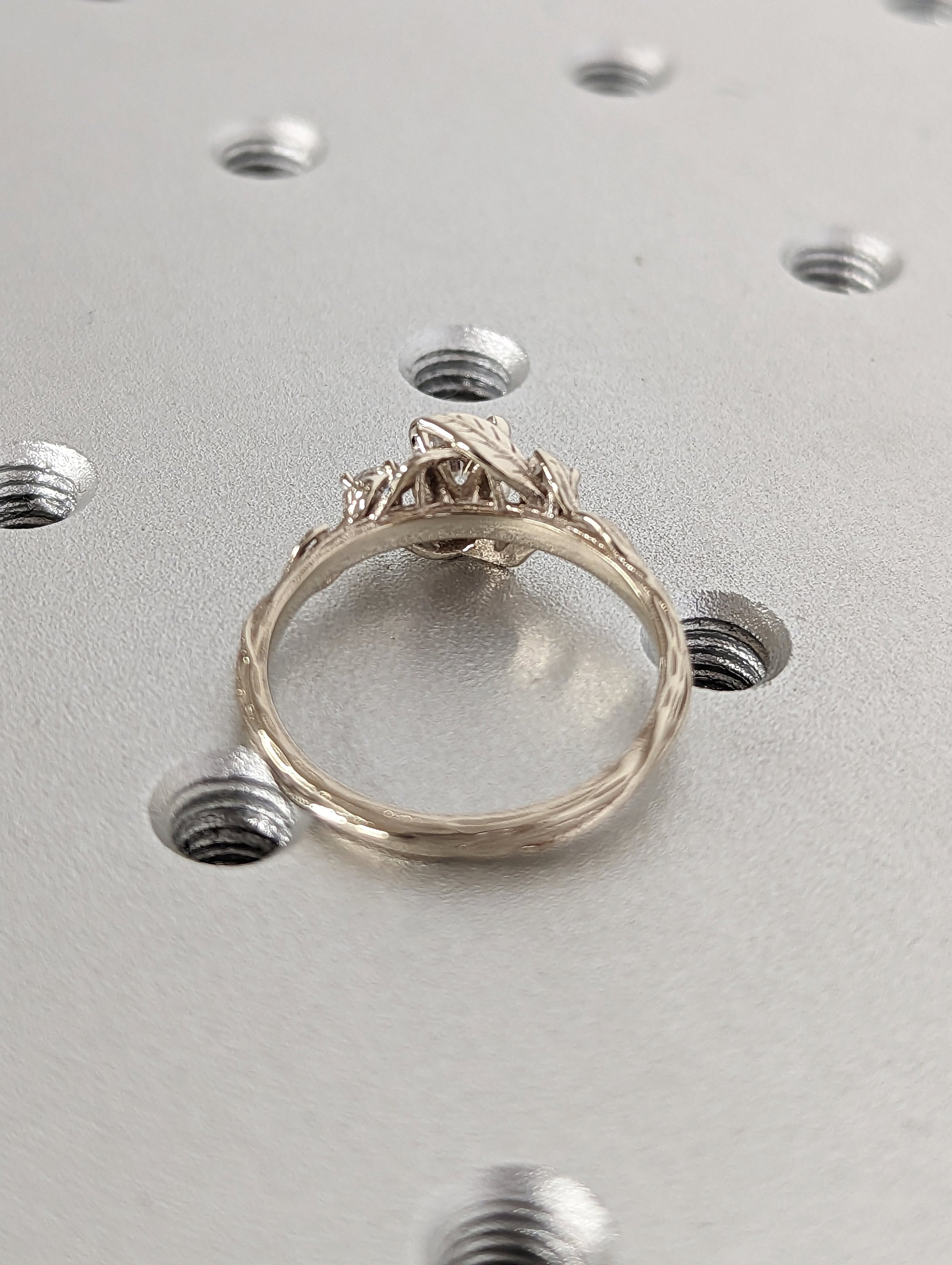 Galadriel Anillo de Compromiso con Banda de Hojas Diamante 0.50 ct en oro de 14 Kilates