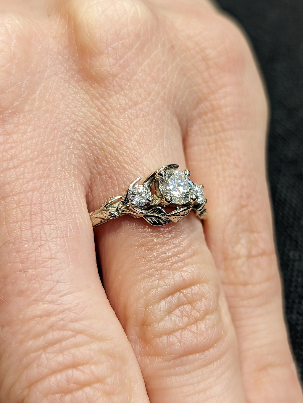 Galadriel Anillo de Compromiso con Banda de Hojas Diamante 0.50 ct en oro de 14 Kilates