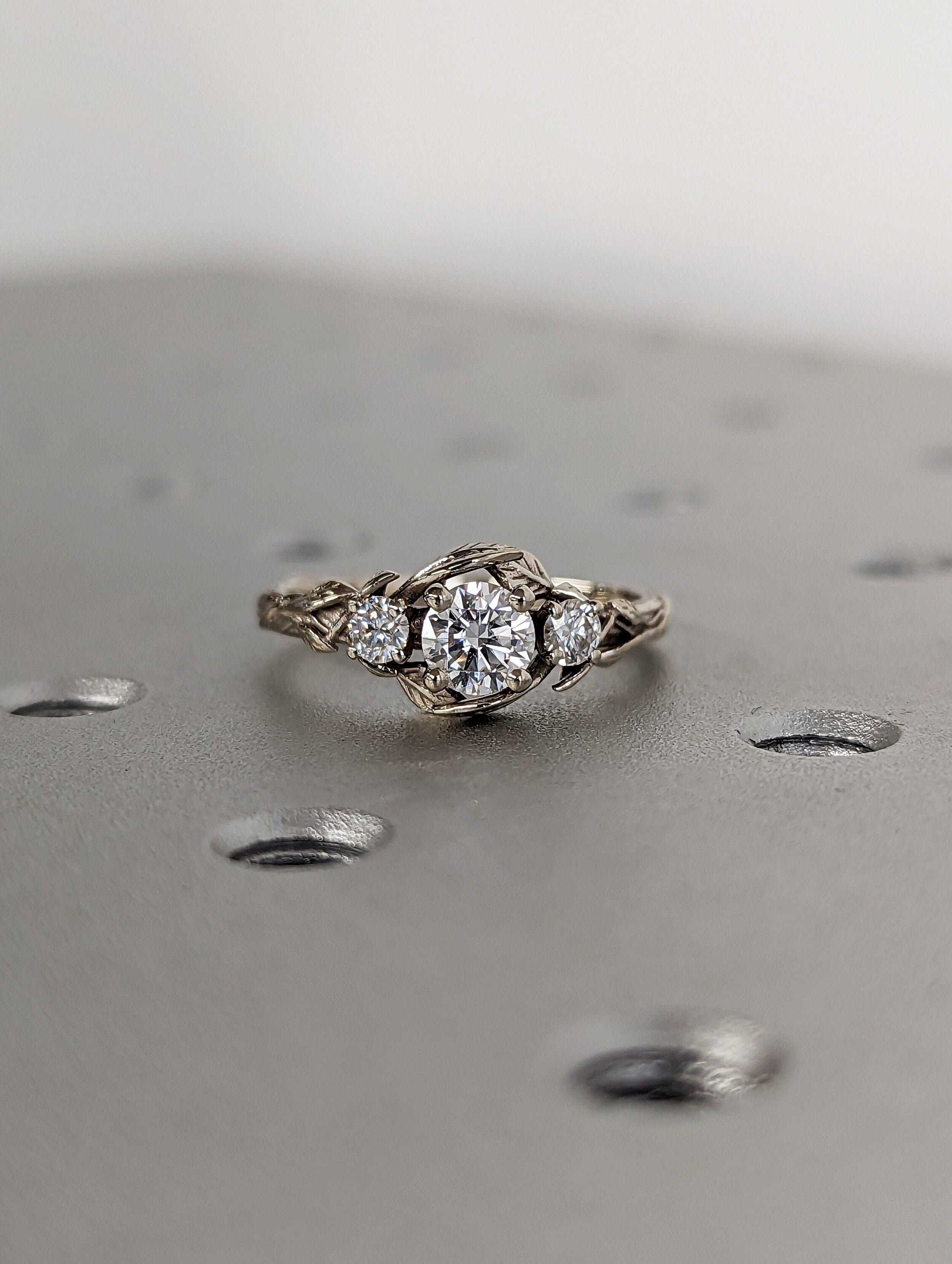 Galadriel Anillo de Compromiso con Banda de Hojas Diamante 0.50 ct en oro de 14 Kilates