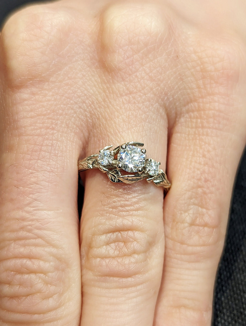 Galadriel Anillo de Compromiso con Banda de Hojas Diamante 0.50 ct en oro de 14 Kilates