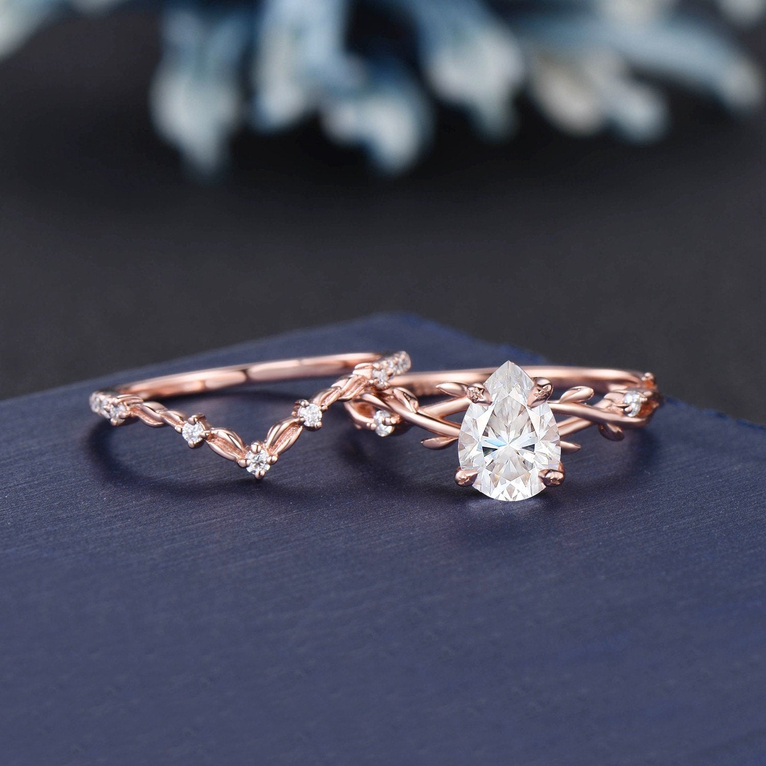 Ahsoka Set  Anillo compromiso 1.25 Quilates + Argolla Matrimonio en Vides de Oro Diamante laboratorio Corte Pera