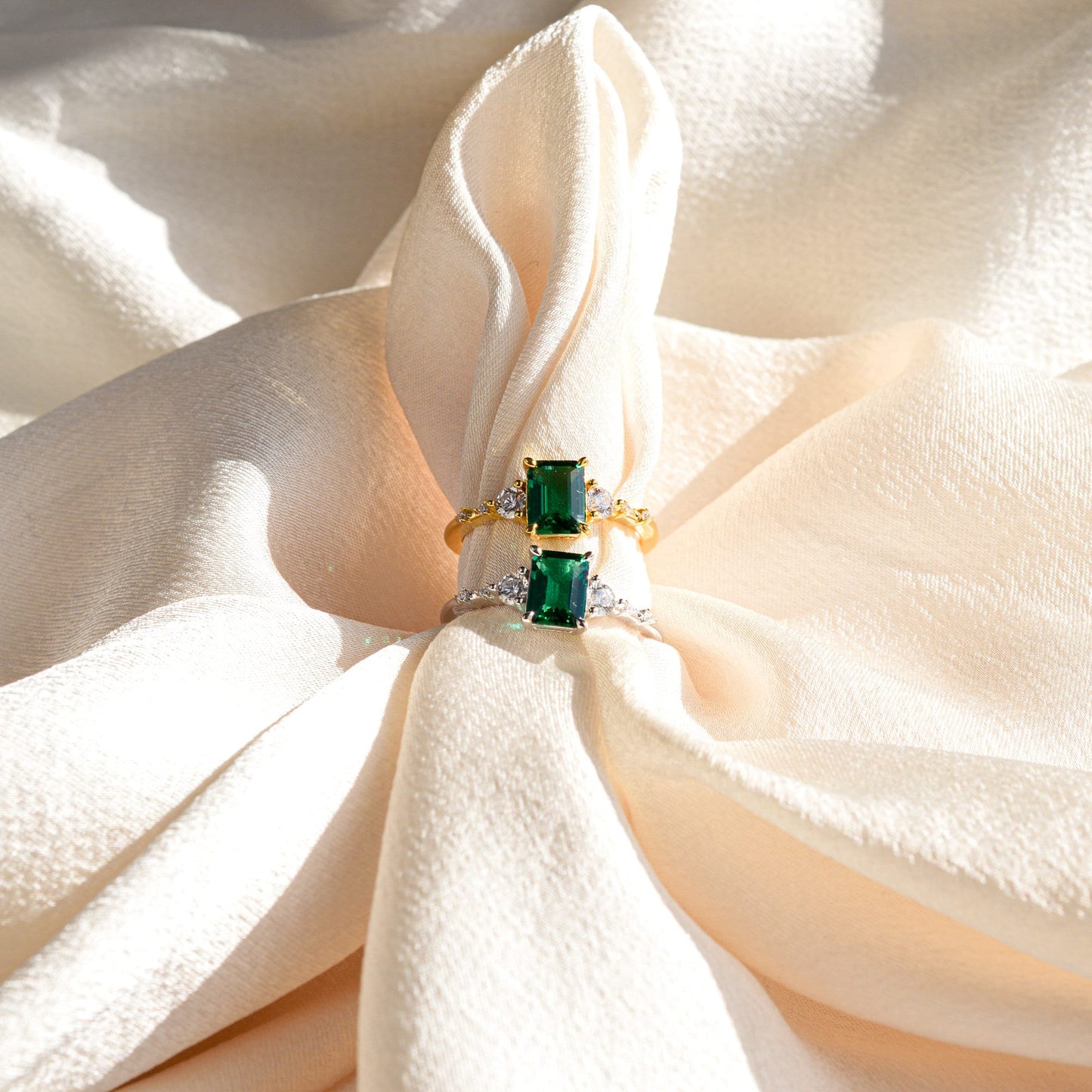 Anillo Art Deco con Esmeralda Lab-Grown Corte Esmeralda