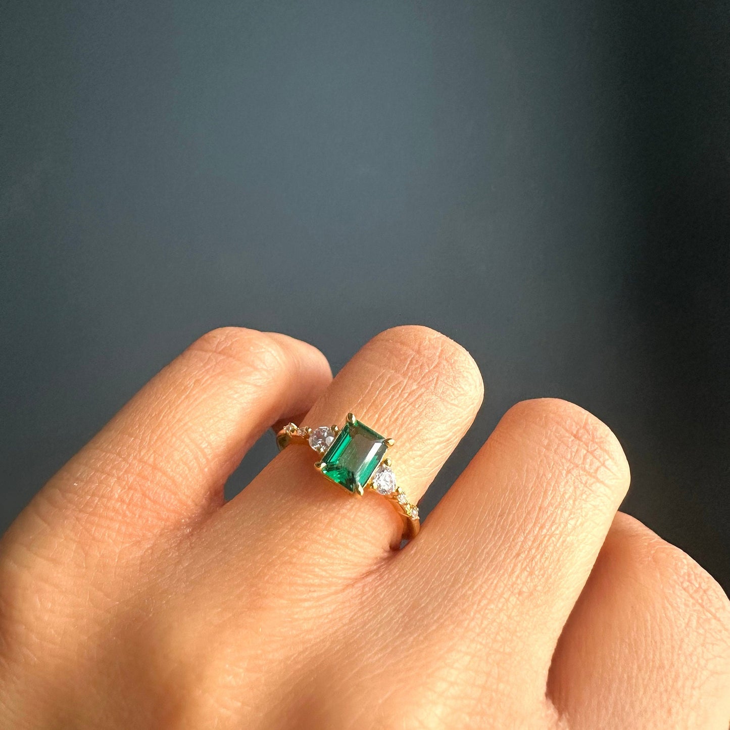 Anillo Art Deco con Esmeralda Lab-Grown Corte Esmeralda