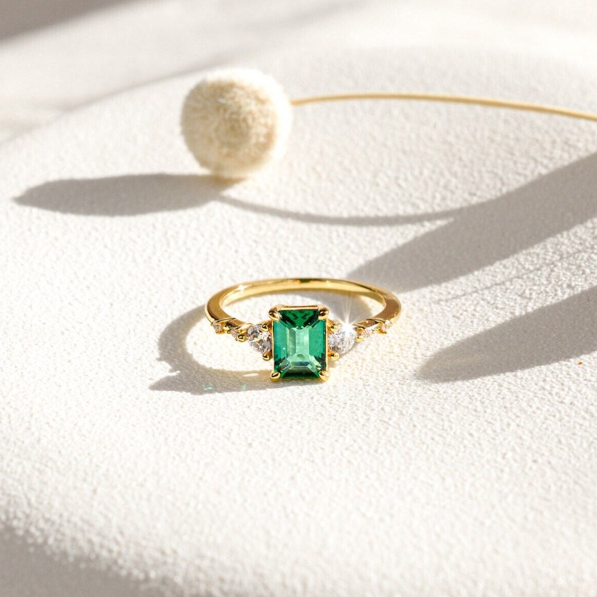 Anillo Art Deco con Esmeralda Lab-Grown Corte Esmeralda