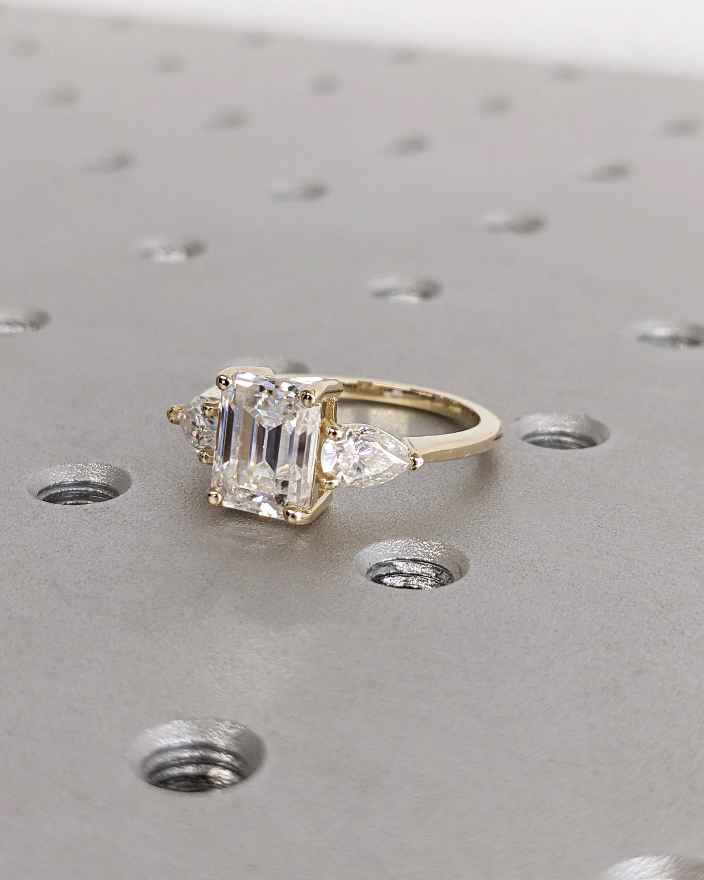 2.5 ct Anillo de Compromiso Tres Piedras Corte Esmeralda con Laterales Pera