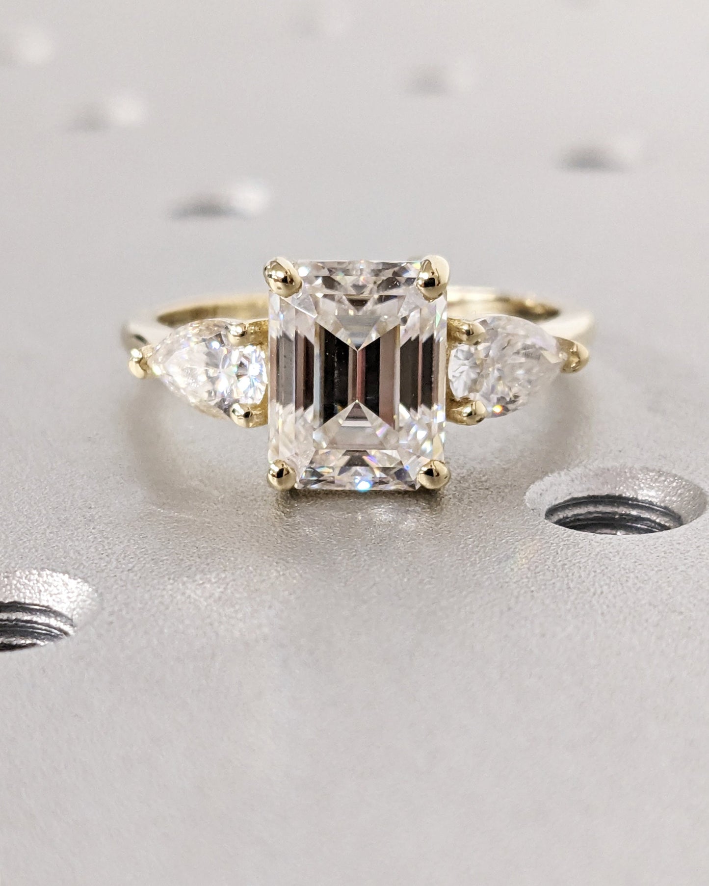 2.5 ct Anillo de Compromiso Tres Piedras Corte Esmeralda con Laterales Pera