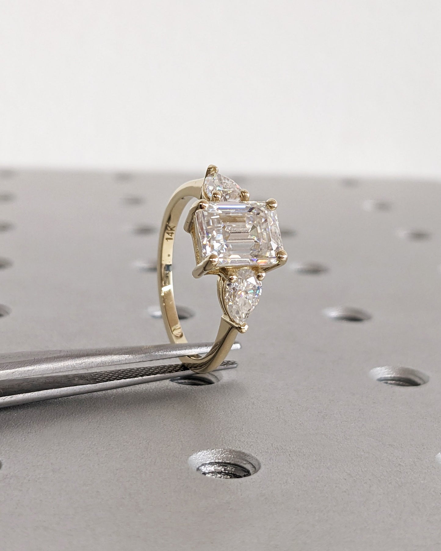 2.5 ct Anillo de Compromiso Tres Piedras Corte Esmeralda con Laterales Pera