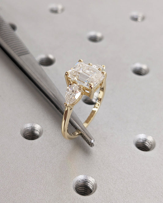 2.5 ct Anillo de Compromiso Tres Piedras Corte Esmeralda con Laterales Pera