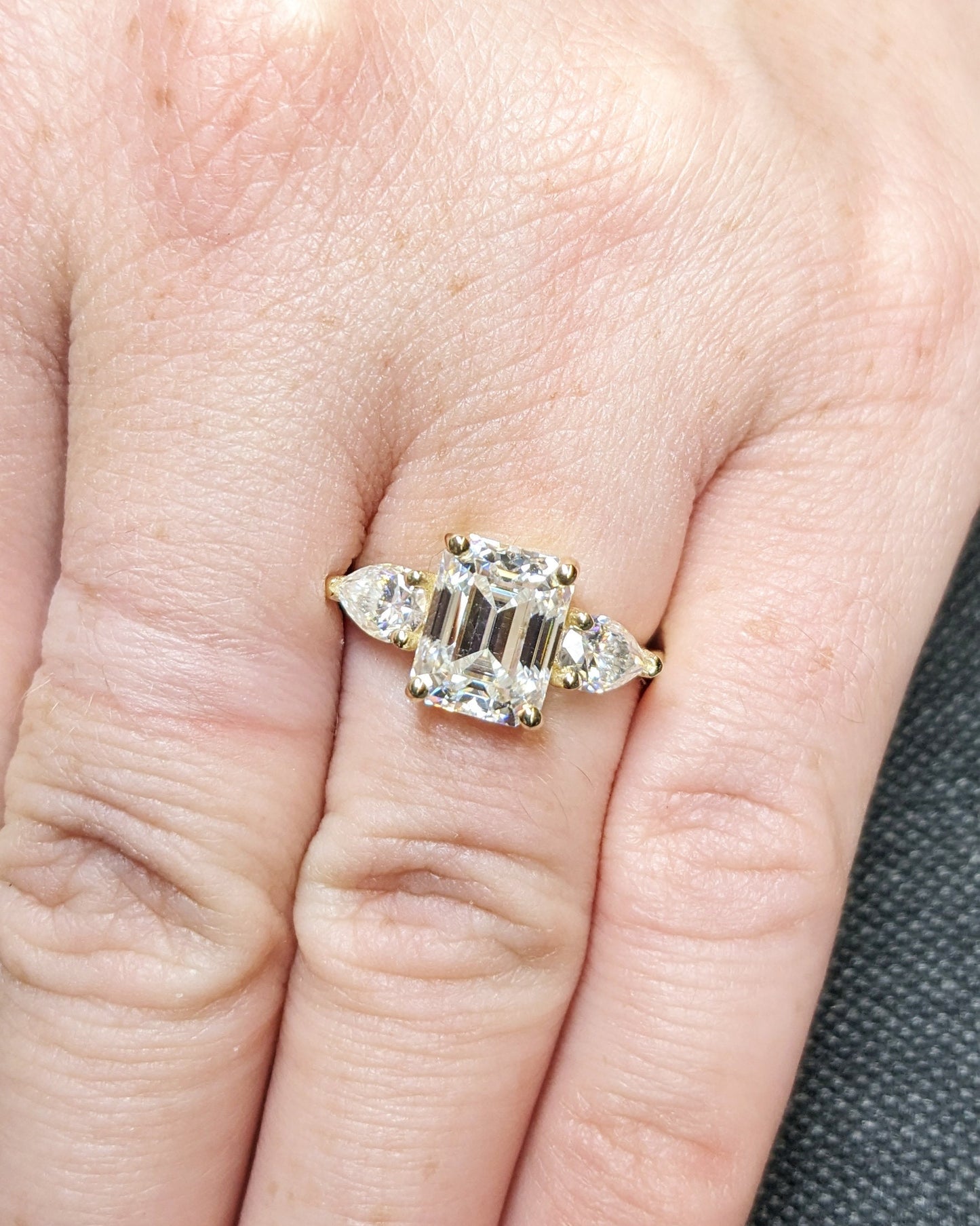 2.5 ct Anillo de Compromiso Tres Piedras Corte Esmeralda con Laterales Pera