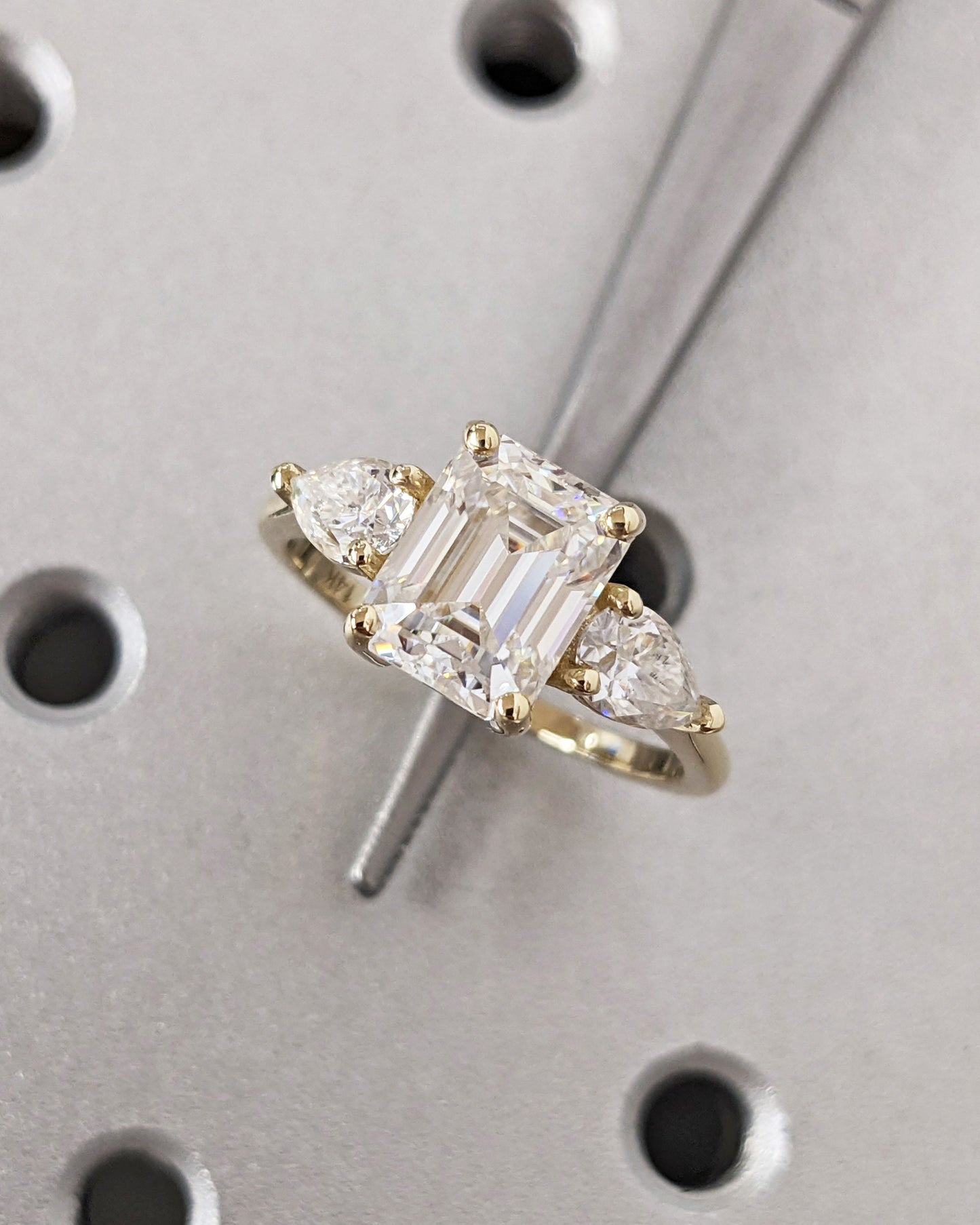 2.5 ct Anillo de Compromiso Tres Piedras Corte Esmeralda con Laterales Pera