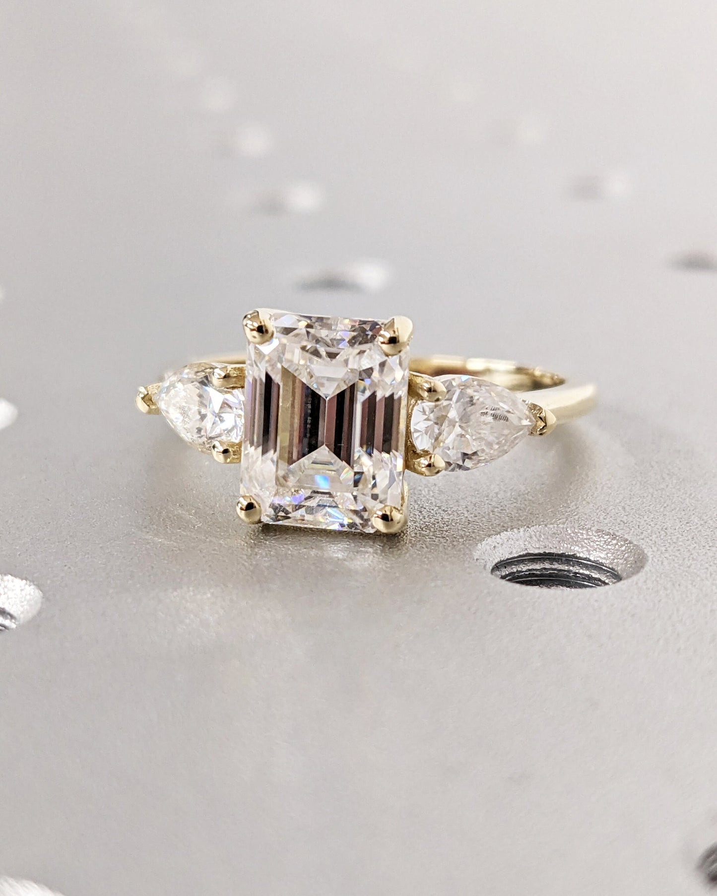 2.5 ct Anillo de Compromiso Tres Piedras Corte Esmeralda con Laterales Pera