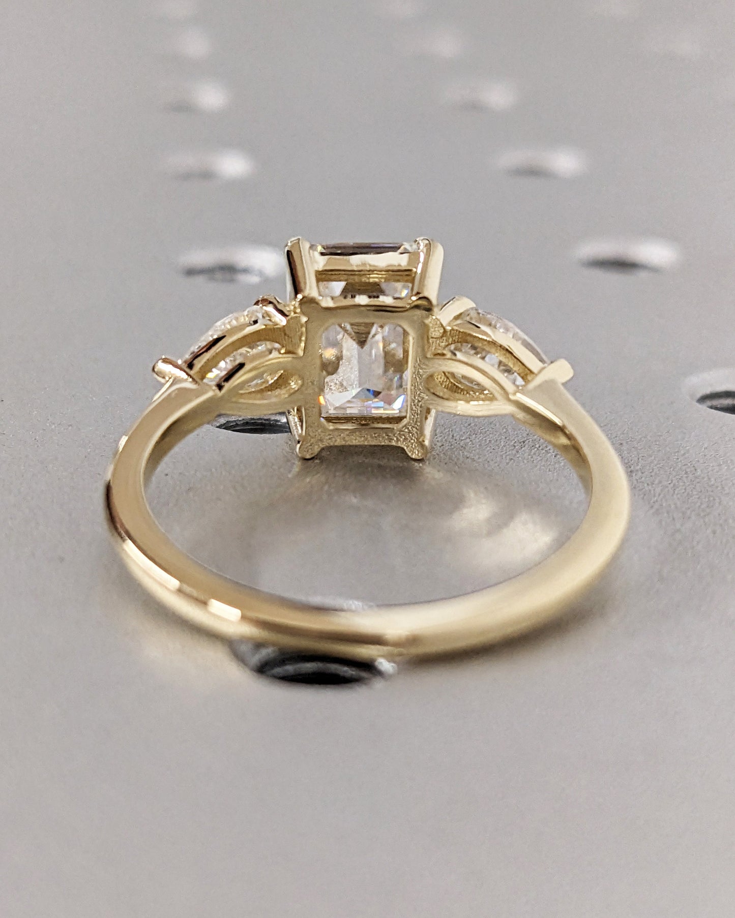 2.5 ct Anillo de Compromiso Tres Piedras Corte Esmeralda con Laterales Pera