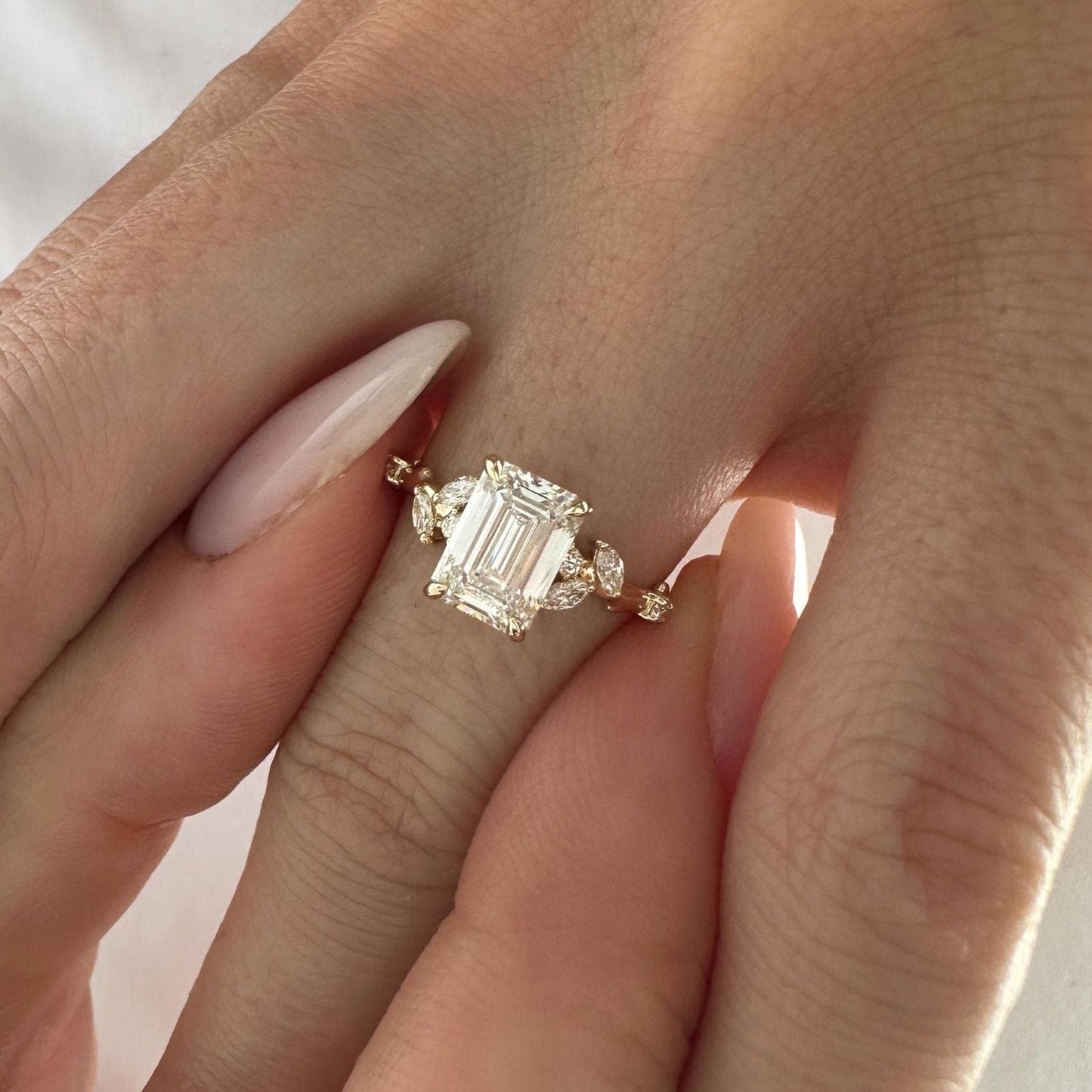 Serbal — Anillo de Compromiso Diamante de Laboratorio Esmeralda 2 ct Oro 14K