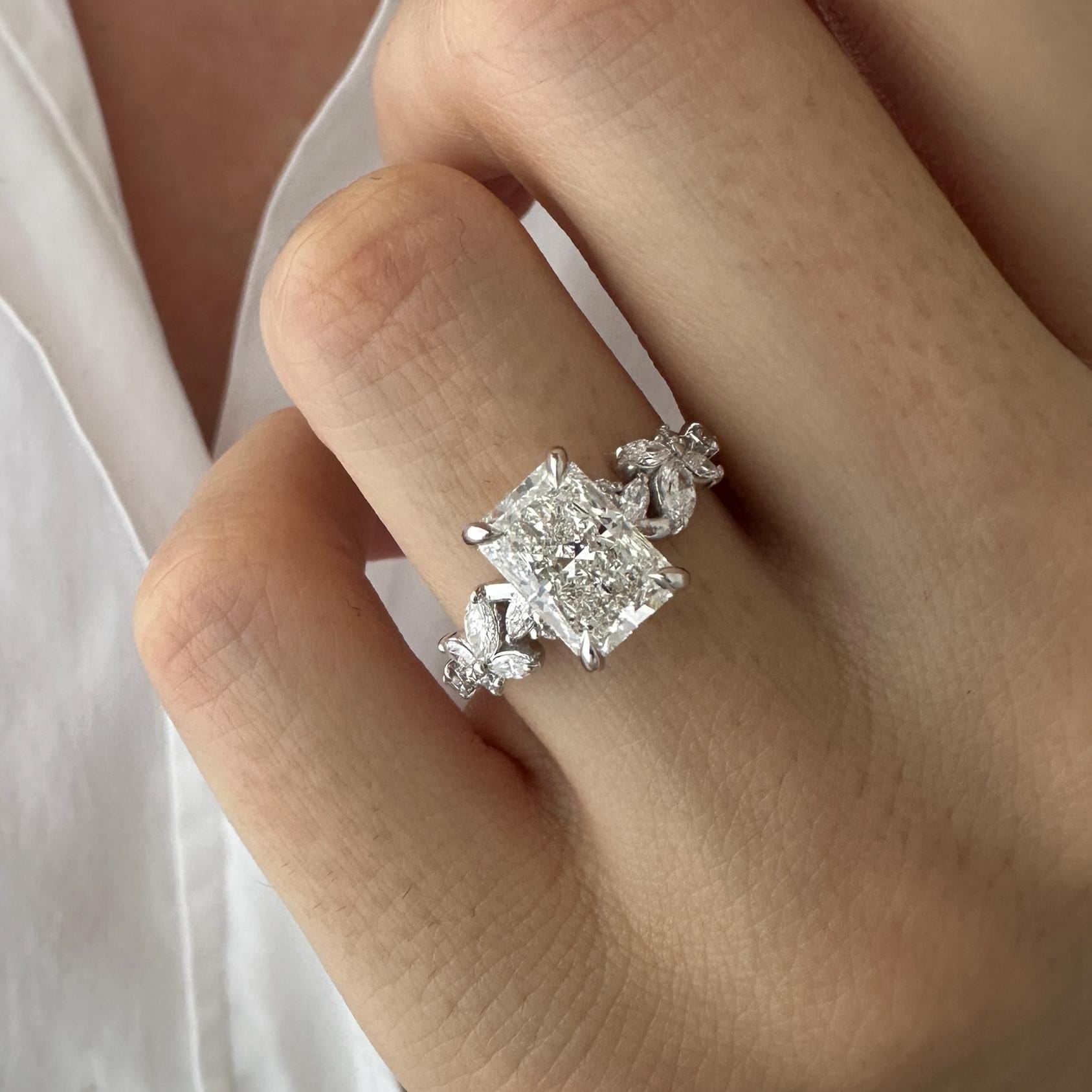 Aeris Anillo de Compromiso Inspirado en la Naturaleza  Diamante de Laboratorio Corte Radiante de 2 CT