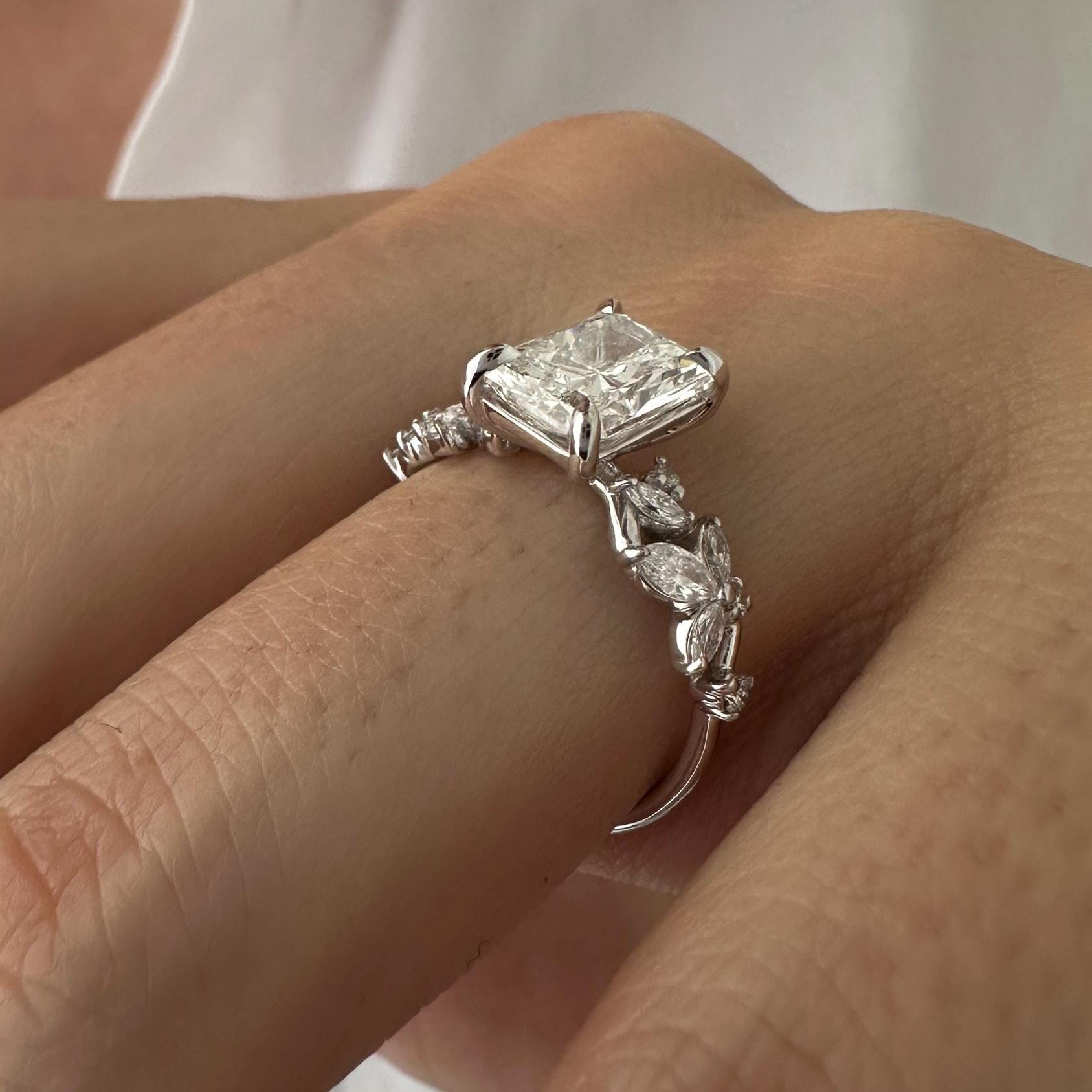 Aeris Anillo de Compromiso Inspirado en la Naturaleza  Diamante de Laboratorio Corte Radiante de 2 CT