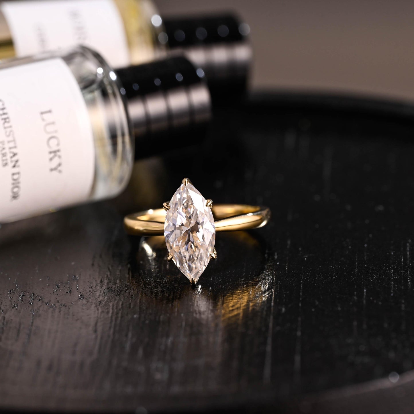 2.5 ct · Anillo de Compromiso Tulipán Corte Marquise con Montura Catedral