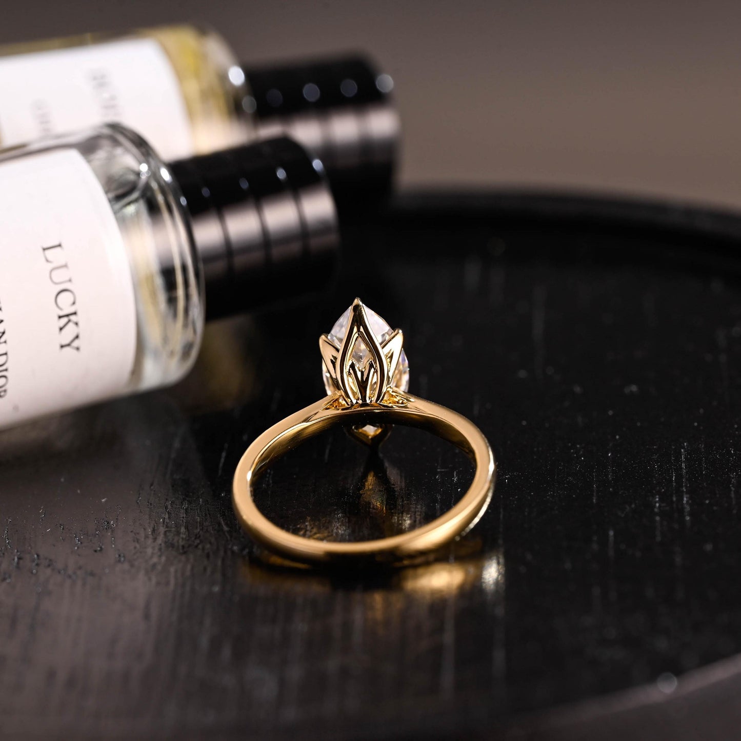 2.5 ct · Anillo de Compromiso Tulipán Corte Marquise con Montura Catedral