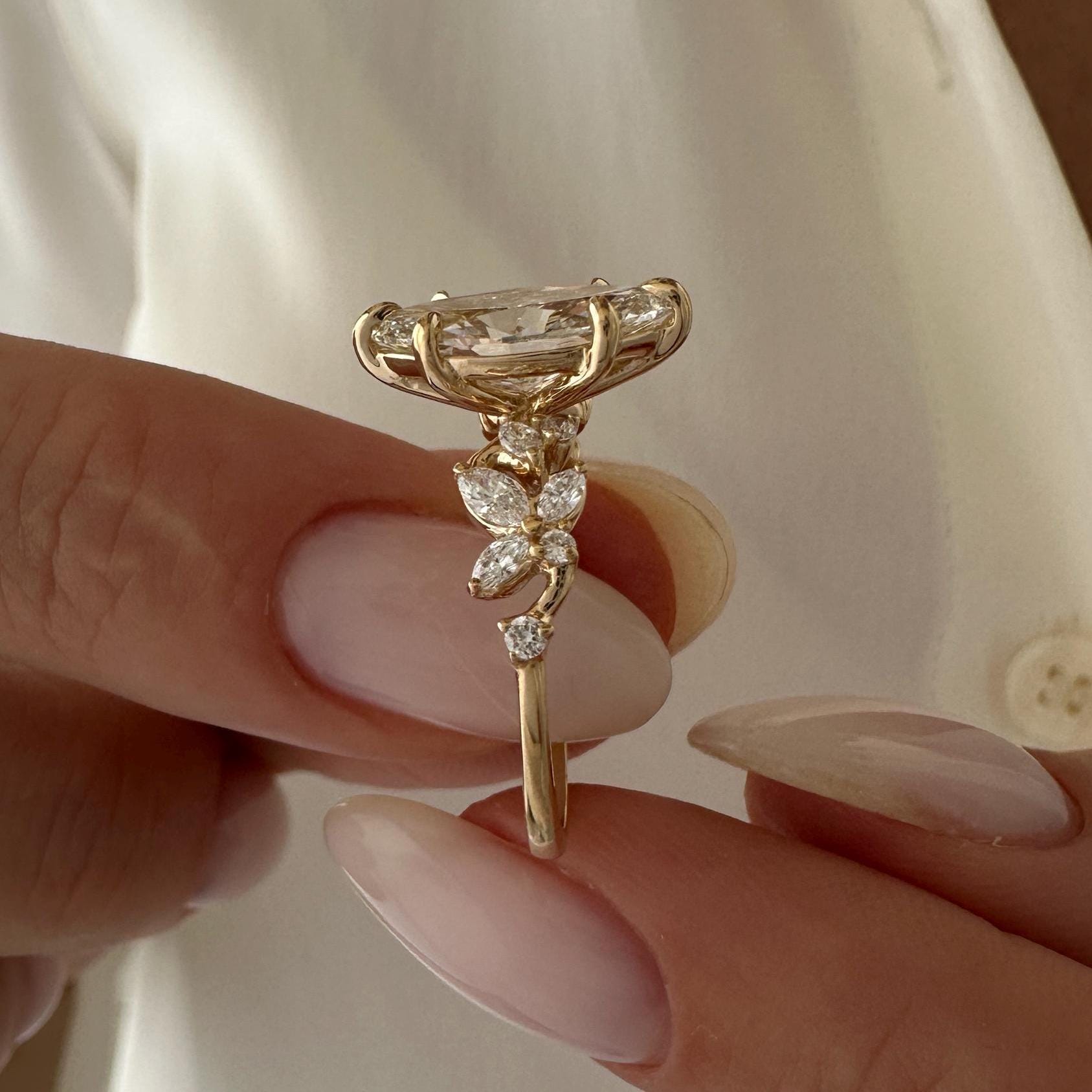 Magia del Bosque Anillo de Compromiso Inspirado en la Naturaleza con Diamante Lab  2 Quilates en Corte Marquise