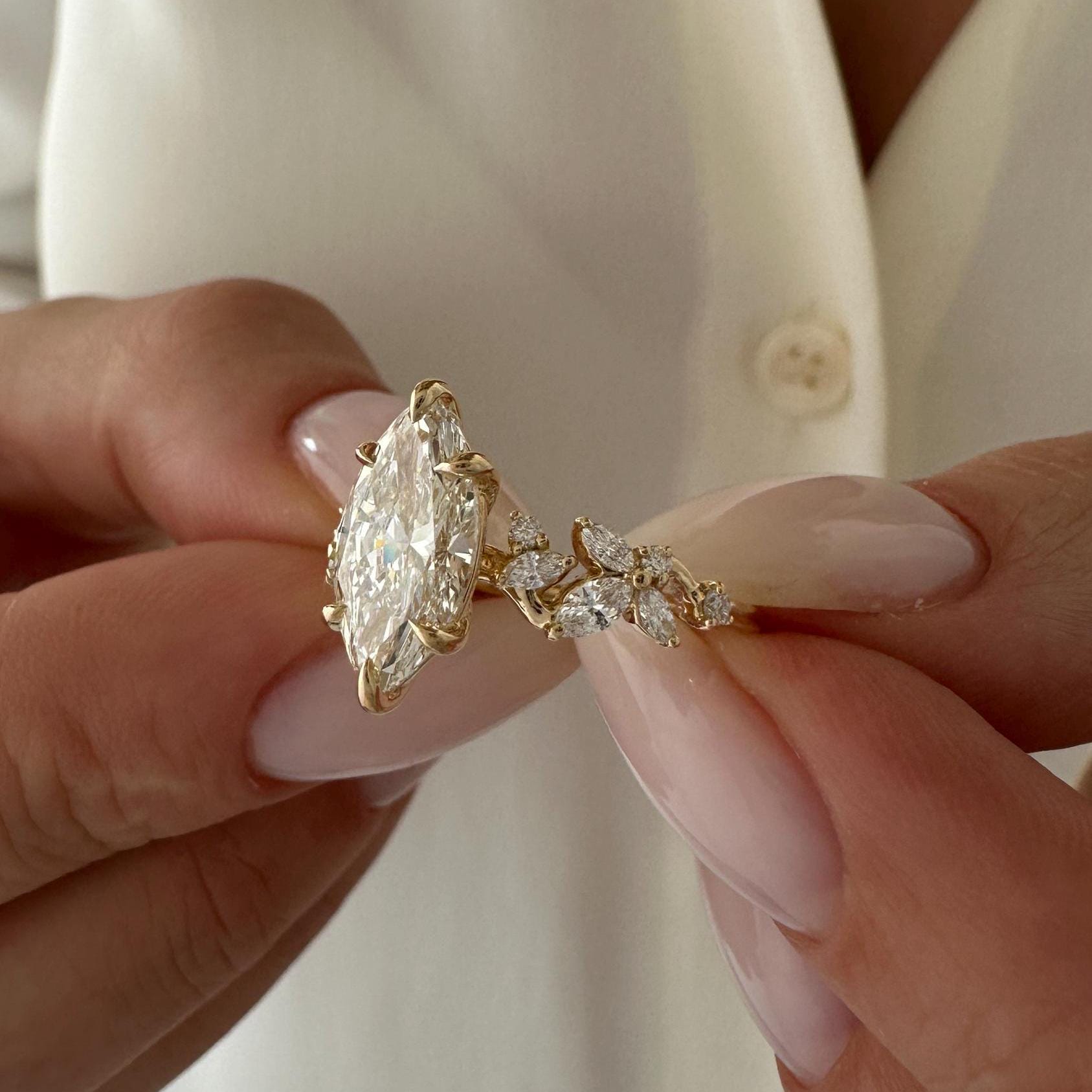 Magia del Bosque Anillo de Compromiso Inspirado en la Naturaleza con Diamante Lab  2 Quilates en Corte Marquise